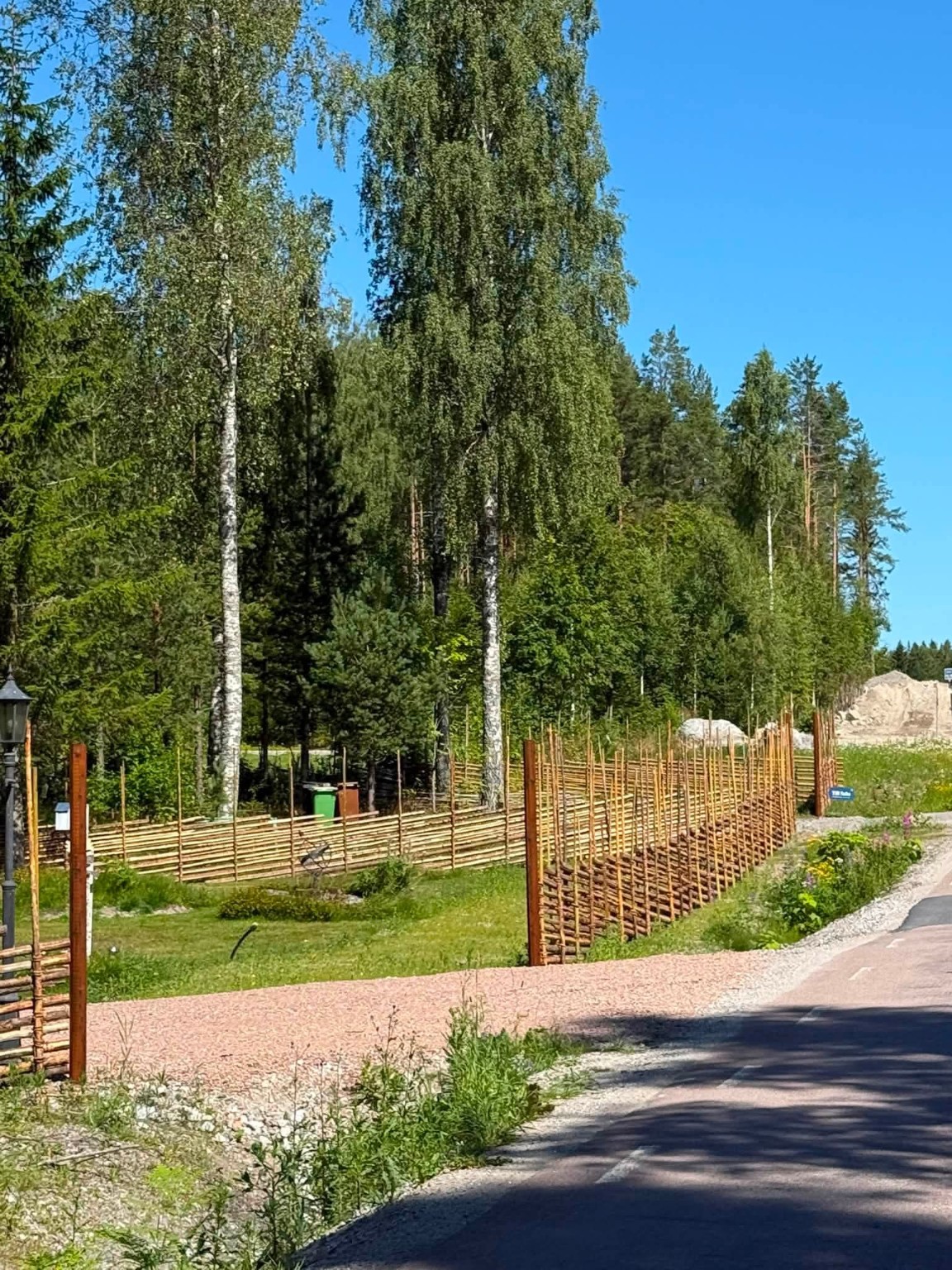 Gärdsgård längs en väg i lantlig miljö
